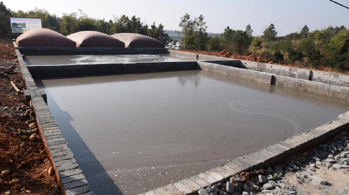 養殖場大量固液分離后的糞水和沼液臭氣熏天無法處理.jpg